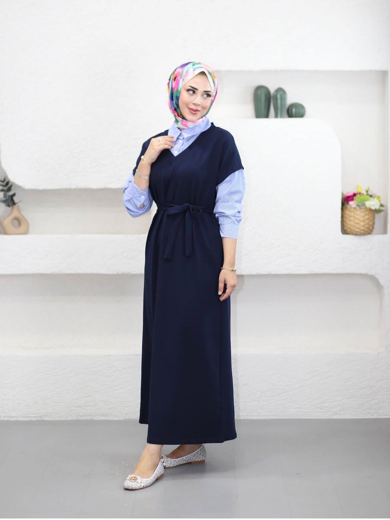 Robe à col V décontractée avec détail chemise