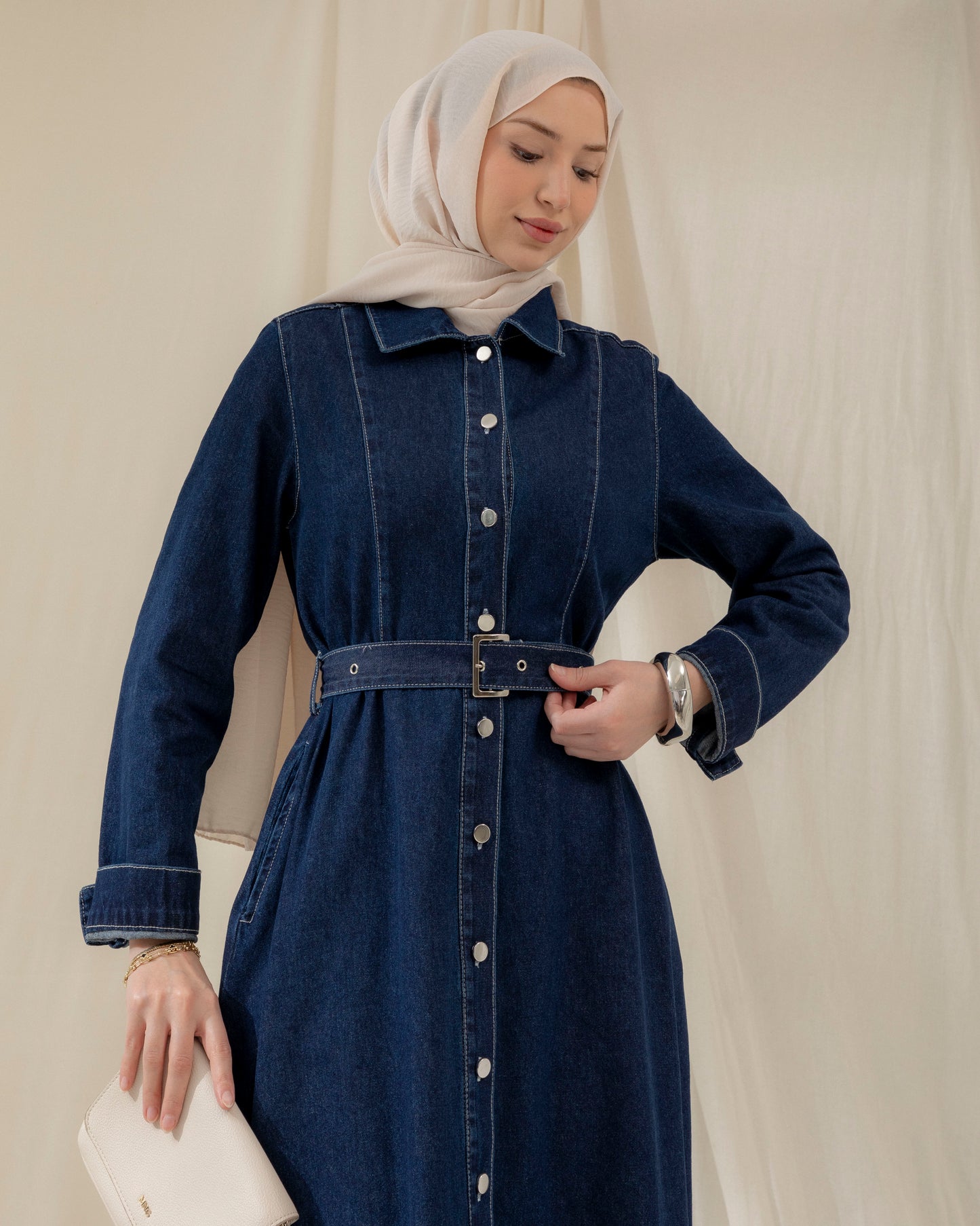 Robe en denim boutonnée avec ceinture