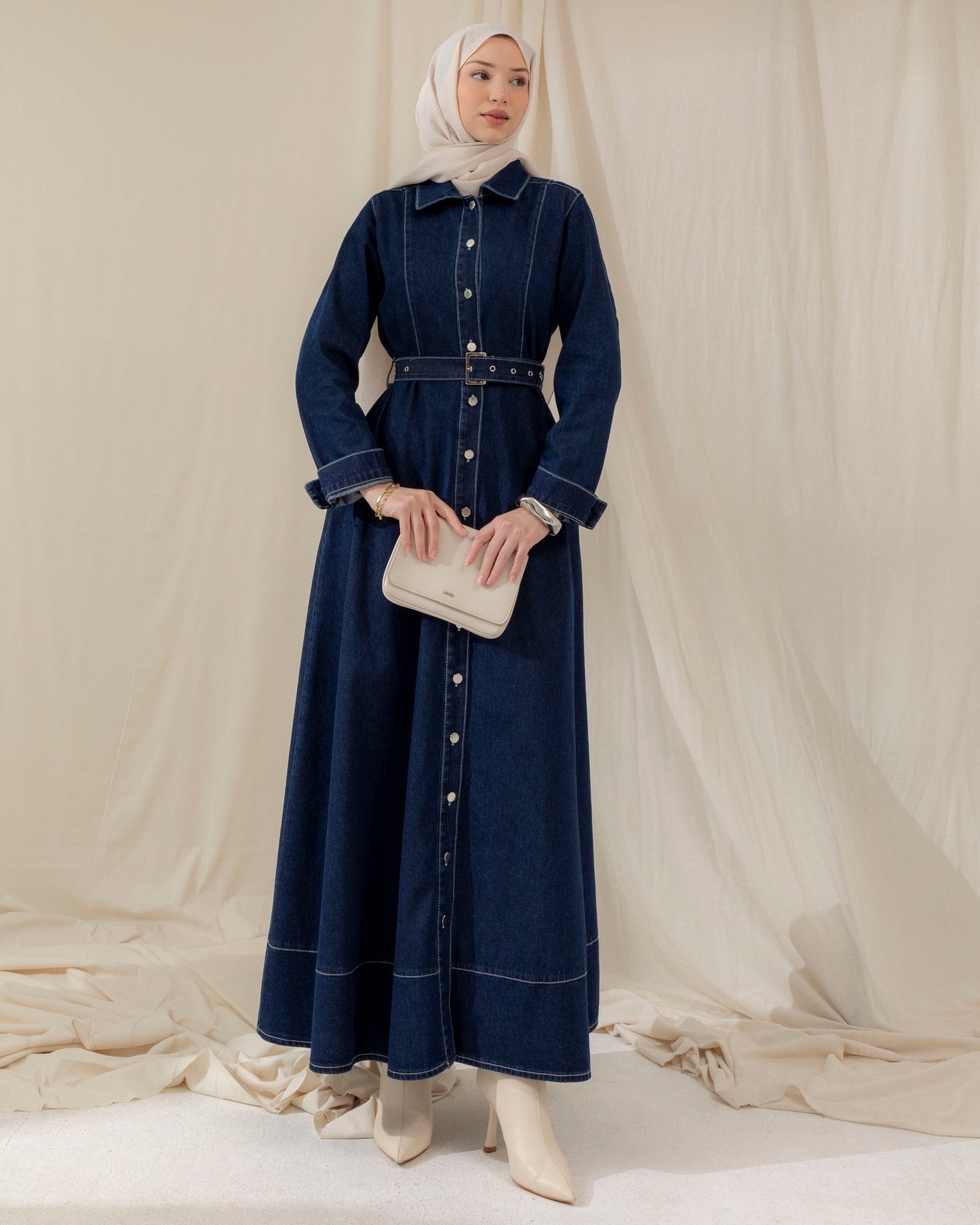 Robe en denim boutonnée avec ceinture