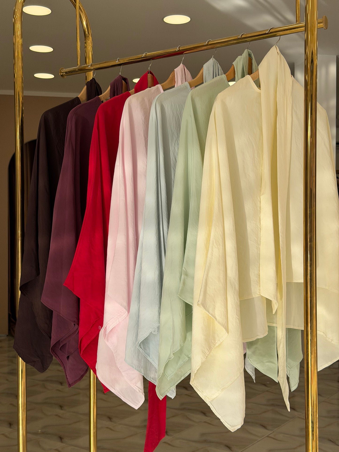 Batwing sleeve unicolor blouse .