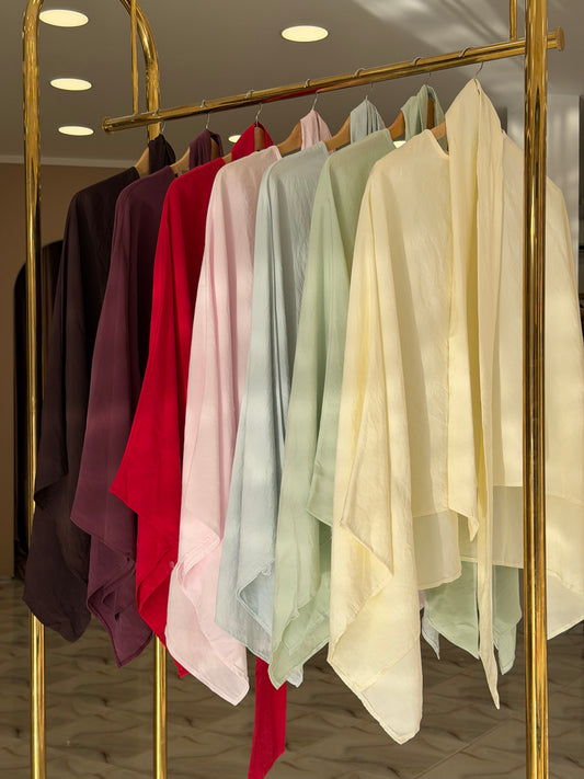 Batwing sleeve unicolor blouse .